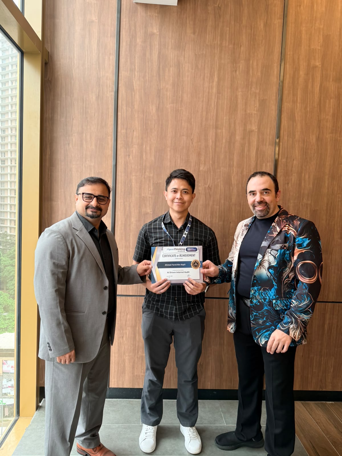 Delegate receiving the CAIDIA certificate